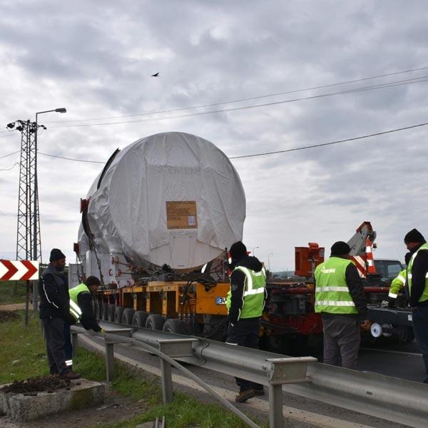 <p><span style="color:#FFFFFF">Yaklaşık 480 ton ağırlığındaki tribün için 240 tekerli hidrolik TIR aracı ve çekici kuruldu. Limandan çekiye yüklenen gaz tribünün dev boyutları nedeniyle köprüler ve yollara sığmadı. Bu nedenle 50 kişilik bir ekip, 5 ay boyunca Hamitabat’a taşınması için tarla ve yan yolları belirledi. </span></p>
