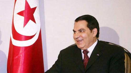 Zeynel Abidin Bin Ali-Tunus ‘Kandırıldım, görevdeyim’ Tunus’un 24 yıllık Devlet Başkanı Zeynel Abidin Bin Ali, 2010 yılının aralık ayında üniversite mezunu bir işsiz gencin kendisini ateşe vermesi ile tetiklenen halk isyanının ardından 14 Ocak 2011’de yönetimi bırakarak eşiyle birlikte Suudi Arabistan’a kaçtı.