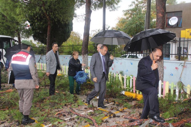 <p>Urla Kaymakamı Günaydın, Belediye Başkanı Selçuk Karaosmanoğlu ve Jandarma Komutanı Yüzbaşı Cemil Erdemir köy halkına geçmiş olsun dileğinde bulundu.</p>