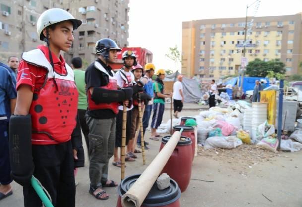 <p>Mısır'da demokrasi yanlısı g&ouml;sterilerin yapıldığı&nbsp;Rabiatul Adeviyye meydanında bir aydan fazla s&uuml;redir devam eden barış&ccedil;ıl eylemlerin&nbsp;g&uuml;venliği, sivil &ouml;zel ekipler tarafından son derece ilgin&ccedil; y&ouml;ntemlerle sağlanıyor. Kalkanlarında &ldquo;şehit adayı"&nbsp;yazan ekipler, meydanda şimdiye kadar hırsızlık ya da kavga benzeri huzur ka&ccedil;ıracak ciddi bir olay yaşanmadığını anlatıyor.</p>