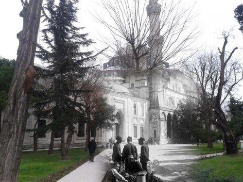 <p>Şehzade Camii avlusunda sohbet edenler</p>