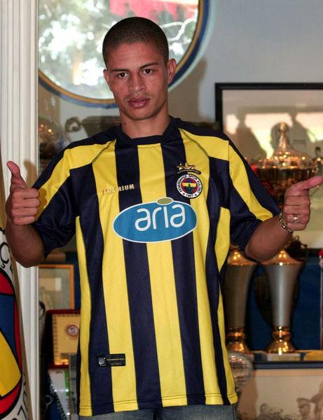 2007-2008 sezonunda Fenerbahçe'nin tarihinde ilk kez UEFA Şampiyonlar Ligi’nde Çeyrek Final oynama başarısını gösteren takımın liderliğini üstlendi.