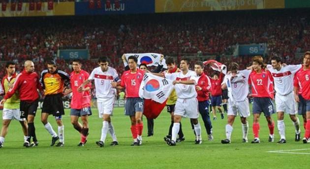 Güney Kore 2 - 3 Türkiye:  29 Haziran 2002... 2002 Dünya Kupası 3'lük maçında ev sahibi Güney Kore'yi 3-2 yenen Milli Takımımız, başarılı bir performans sergilediği turnuvayı madalya ile taçlandırmış, Hakan Şükür ise henüz 10. saniyede topu ağlara yollayarak, Dünya Kupası'nın en erken golüne imza atmıştı.