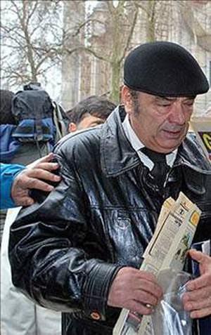 <p>Dolar taşımanın suç olduğu yıllarda bavul dolusu döviz satmaya çalışan Almancı ya da Amerikalı olarak büyük otellerde büyük paralarla çok canlar yakmıştır Güney Zobu... Ve bu kurbanlarına keriz ya da enayi anlamına gelen KUNDUZİ adını takmıştır.</p>