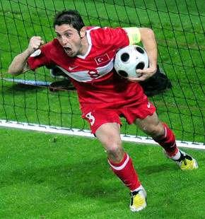 <p>Nihat Kahveci<br />Son zamanların en centılmen macıydı.. Mac sonu tezahurat harıc. Burak kanatta bekle gol atsın... Sonra elestırılsın!!!!! Son 30 macını kendı sahasında 3 buyuk takıma kaybetmeyen fenerbahceyede helal olsun .. Zor bırsey</p>