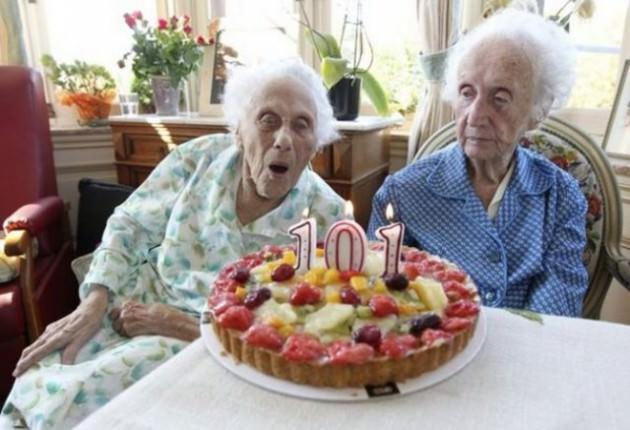 <p>Dünyanın en yaşlı ikizleri olan Marie ve Gabrielle Belçika´da yaşıyor ve 101 yaşındalar.</p>