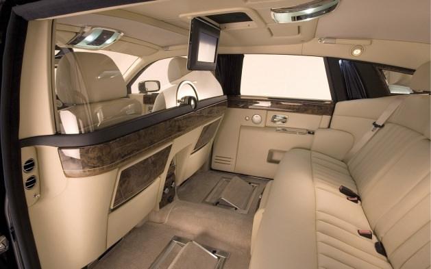 <p>100 km/saat hıza yaklaşık 5.9 saniyede çıkan bu modelin Avrupa satış fiyatı 298.900$ olarak belirlenmiştir. Türkiye'de ise yaklaşık 1.100.000€ gibi sudan ucuz bir fiyata bu araca sahip olabilirsiniz.</p>