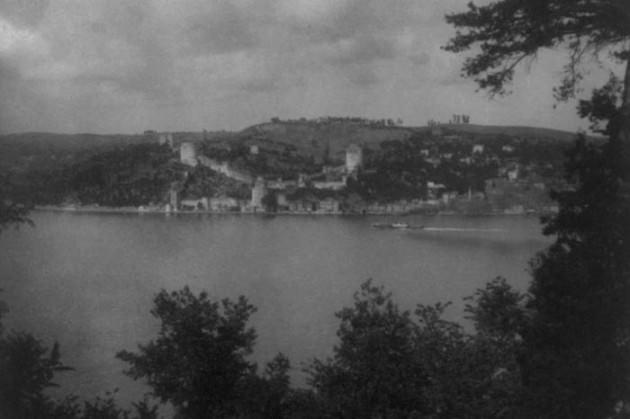 <p>Dünyaya yön veren devletlere başkentlik yapan İstanbul, her dönemin gücünü ve kültürel yapısını içinde barındırıyor. Bu güzel şehirde bir tarihi yolculuğa çıkmak ister misiniz? Yaşlılardan sürekli "Ah nerde o eski İstanbul" serzenişlerini çok fazla duymuşsunuzdur. Büyük devletlerin başkentliğini yapmış bu özel şehir, antik çağlardan günümüze kadar binlerce yılın kültürel etkilerini de hâlâ koruyor.</p>
