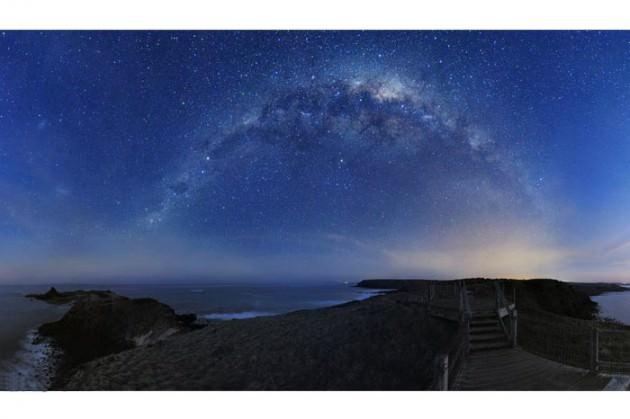 Fotoğrafçı Alex Cherney, Avustralya'nın güneyinde, sıradan bir dijital fotoğraf makinesi kullanarak insanlar tarafından görülen gökyüzünü daha fazla ışık sağlayan uzun pozlama kullanarak çekti. Gökyüzünün ışığı dışında başka ışık olmayan bölgede 30 saniyelik pozlamalar yaparak bu görüntüleri yakaladı.