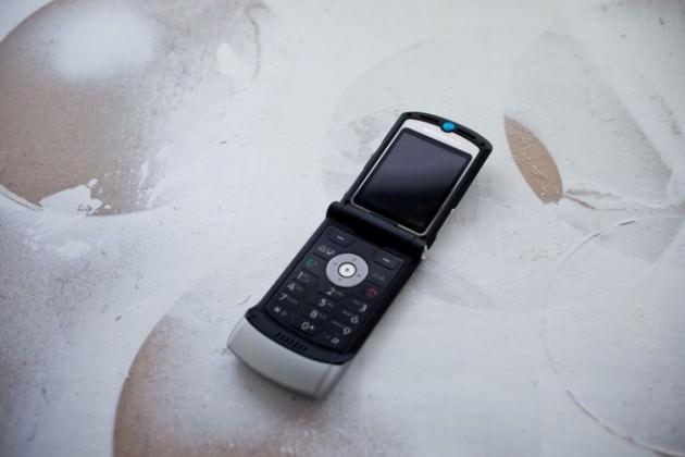 <p>Motorola RAZR - Razr, 2004’te sunulan en iyi telefonlardan biri olarak kabul edilir. Tasarımı ilgi çeken cihaz, yere düşse bıçak gibi saplanacak bir telefon olarak tanıtıldı. Tüketiciler, tasarım ve rengin başarıyla sunulduğu telefona büyük ilgi gösterdi ve Motorola 130 milyon sattı. RAZR, iyi tasarımla mevcut cep telefonu teknolojilerini bir araya getirme stratejisinin başarısını ortaya koydu.</p>