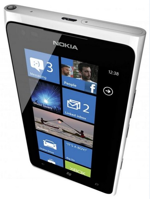 <p><span>İbkandinav şirket Nokia’nın geçen yıl piyasaya sürdüğü bu modeli, toplam 217 dolara mal oluyor. Bu rakamın 209 doları donanım, 8 doları ise işçilikten oluşuyor. Cihazın en pahalı bileşeni 58 dolar ile 4.3 inç büyüklüğündeki AMOLED ekranı. Cihazın kontratsız satış fiyatı ise 449 dolar. Buna göre bir cihazdan elde edilen gelirin%1.8’i işçiliğe gidiyor. Nokia’nın Lumia 900’deki kâr marjı ise %106 seviyesinde</span></p>