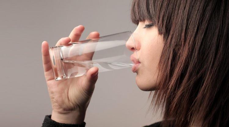 <p>Sıvı tüketimi de başta su, süt, ayran, şekersiz veya tatlandırıcı ile yapılmış komposto suları, asidi azalsın diye bekletilmiş madensuyu tüketilerek hem sıvı hemde mineral ihtiyacı karşılanmış olur.</p>