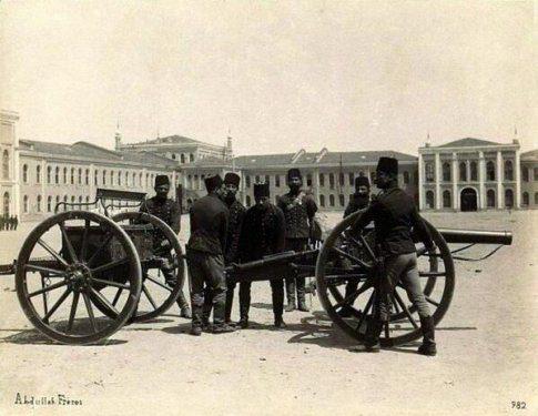 <p>Topçu Kışlası içinde talim yapan askerler (1890'lı yıllar. Taksim.)</p>