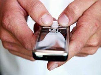 <p>Siz arama yapmasanızda mikrofondan ses iletilebilir. Bu da telefonun şarjını durduk yere azaltır.</p>