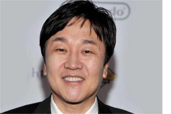 <p>Do Won Chang</p>
<p>ABD'nin en büyük kadın giyim markalarından Forever 21'in kurucusu Do Won Chang, karısıyla birlikte şirketini kurmadan önce, ABD'ye geldiği ilk zamanlarda kapıcı, benzinci, bir kafede işçi olarak çalıştı. Şu anda 5 milyar dolarlık kişisel servetin sahibi.</p>