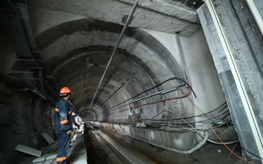 <p>MARMARAY Bölge Müdürü Haluk Özmen, “Her ilk şey insanı tedirgin edebilir. İstanbul metrosu da ilk açıldığında gerçek potansiyeli kadar talep olamamıştı. İnsanlar böyle projelerde yavaş yavaş ısınıyorlar. Ülkemizin böyle bir projeye sahip olması çok değerli ve önemli bir olay. Ne kadar çok talep olursa o kadar çok avantajı olur ülkemize. Bir Türk mühendis olarak bunu başardığımız için gurur duyuyoruz. Bundan sonra benzer projeleri yapmak istediğimizde belki de yabancı deneyimlere ihtiyacımız olmayacak. Bu çok önemli bir kazanım. 60 metre ile dünyanın en derin batırma tüp tüneline sahibiz artık” diye konuştu.</p>