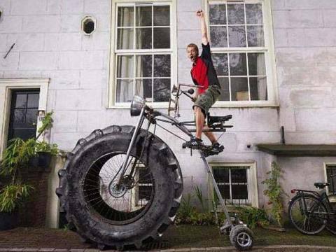 <p><strong>En ilginç rekorlar</strong><br />
<br />
Kullanılabilir durumdaki en ağır bisiklet 748 kilogram. Dev bisiklet, Hollandalı Wouter van den Bosch tarafından üretilmiş.</p>