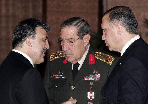 27 Nisan bildirisini Cumhurbaşkanlığı seçimiyle ilişkilendirmek bana göre çok aşırı bir gayrettir. Kesinlikle böyle bir niyet yoktur, böyle bir söz de yoktur 