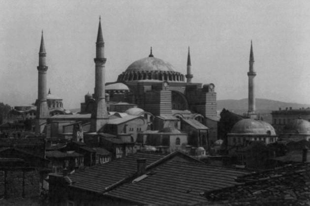 <p>Dünyaya yön veren devletlere başkentlik yapan İstanbul, her dönemin gücünü ve kültürel yapısını içinde barındırıyor. Bu güzel şehirde bir tarihi yolculuğa çıkmak ister misiniz? Yaşlılardan sürekli "Ah nerde o eski İstanbul" serzenişlerini çok fazla duymuşsunuzdur. Büyük devletlerin başkentliğini yapmış bu özel şehir, antik çağlardan günümüze kadar binlerce yılın kültürel etkilerini de hâlâ koruyor.</p>
