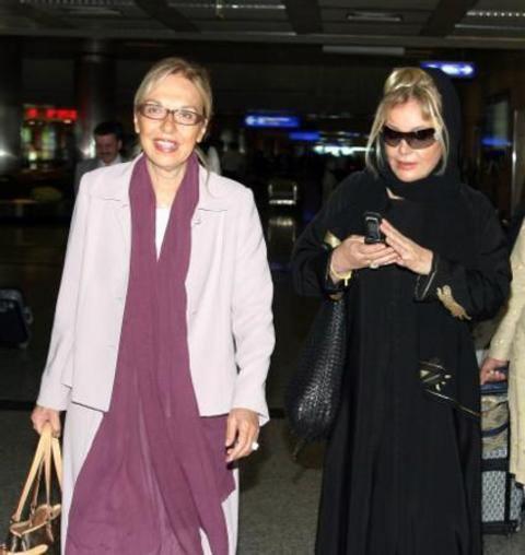 EMEL SAYIN Sanatçı Emel Sayın da Umre ziyareti için Cidde'ye gitti. Havalimanı'nda gazetecilerin sorularını yanıtlayan Sayın, umre için yaklaşık 3 yıldır hazırlandığını anlatarak, "Geçen yıl rahatsızlandığım için ziyareti ertelemek zorunda kaldım. Kısmet bugüneymiş, Büyük bir heyecanla gidiyorum" diye konuştu.