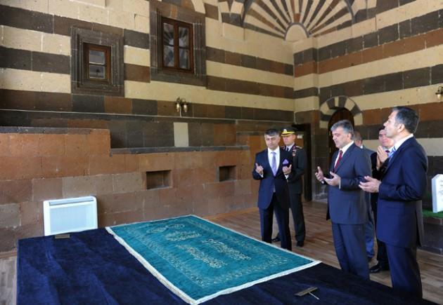 ''Saraya güvenlik kameraları kuracağız''- Cumhurbaşkanı Gül'ün Ahmedi Hani Baba Türbesi'ni de ziyaret ettiğini anımsatan Bulut, şunları söyledi: 