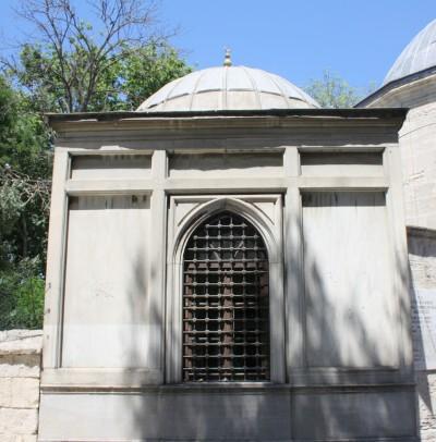 <p>Üryanizade Es'ad Efendi Türbesi</p>
<p>Cami Kebir Mahallesi - Eyüp</p>