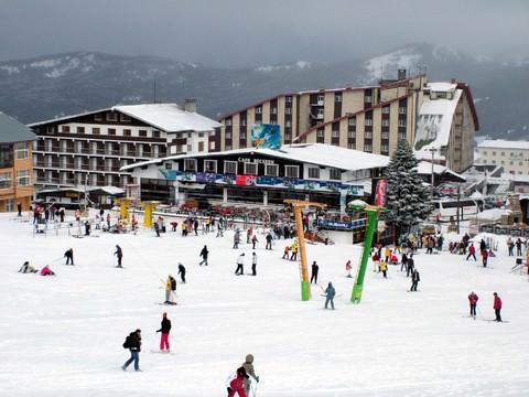 9- Uludağ/Bursa: Tutyeli pisti, uzunluğu ve altyapısı bakımından kayak yapmaya çok elverişli. 2 bin 550 metre yükseklikte bulunuyor. Aralık-mart arası kayak yapmak için en uygun dönem. Birinci ve ikinci yerleşim bölgelerinde çok sayıda otel ve kamuya ait misafirhane bulunuyor. Bu pistin manzarası ise bir harika. Birinci ve ikinci yerleşim bölgelerindeki tüm otel ve tesisler ile Bakacak bölgesi ayaklarınızın altında. Panoramik manzarası izleyenleri büyülüyor. Eğer hava berrak ise görüş mesafesi Gemlik Körfezi’ne kadar uzanıyor.
