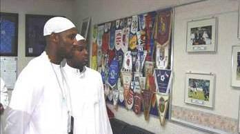 Fenerbahçe’nin eski Fransız yıldızı Nicolas Anelka,  2004 yılının Mayıs ayının son haftası Birleşik Arap Emirlikleri’nde tatil yaparken Müslüman oldu. O tarihte İngiltere Premier Lig takımlarından Manchester City forması giyen Anelka, Dubai’de Al-Wassal Camii’nde bir müftü ve iki imamın huzurunda kelime-i şahadet getirerek islamı seçti.