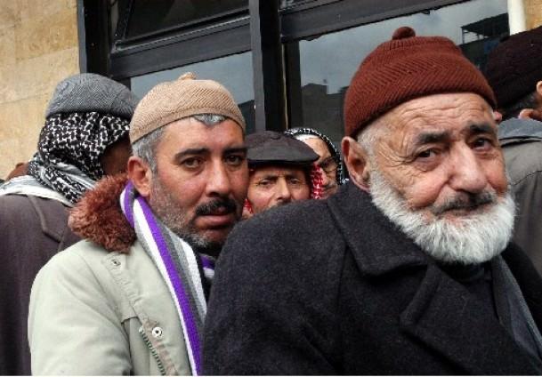 EMEKLİLERİN YÜZÜ GÜLDÜ  Toplam 2 milyon emeklinin maaş adaletsizliği son bulacak. İntibak düzenlemesi farkları maaşlara yansıtılacak. Emeklilerin hesabına 50-350 TL kadar yansıma olacak. (Sabah)