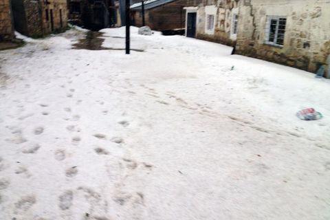 Gürbüz yağışın köy yolunda ciddi tahribat yaptığını kaydetti.