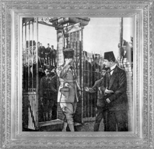 Gazi Mustafa Kemal Paşa, Ferik Osman Paşa Camii'ndeki annesinin mezarını ziyaret ettikten sonra ayrılıyor (1923)