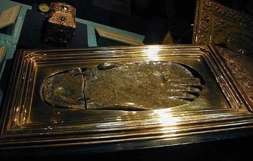 Hz. Muhammed’in ayak izi: Müslümanlar, Hz. Muhammed’in gittiği her yerde sol ayağının kalıcı bir iz bıraktığına inanır. Bu izler, Ortadoğu’daki dini bölgelerden toplanmış ve bugün bölgedeki camilerde, müzelerde ve diğer tarihi yerlerde gösterilmektedir. Diğer kutsal emanetlerle birlikte İstanbul’a getirilen bu izlerden bir tanesi, bugün Topkapı Müzesi’nde sergileniyor.