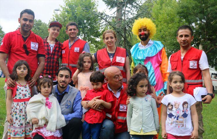 <p>Suriyeli sığınmacılar "Şam Bayramı Karnavalı"nda bir araya geldi. Beykoz Korusu'nda Türk Kızılayı'nın desteğiyle gerçekleştirilen etkinliğe bin 500'ün üzerinde Suriyeli sığınmacı ile çok sayıda davetli katıldı. Suriyeli mülteciler, bayram coşkusunu Türk Kızılayı’nın "Şam Bayramı Karnavalı"nda yaşadı. Türk Kızılayı Yönetim Kurulu Üyesi Ercan Tan çocuklarla ilgilendi.</p>