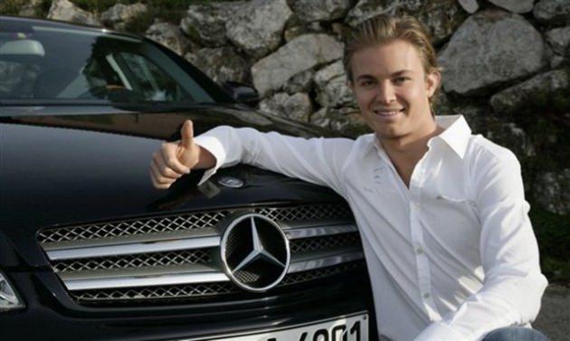 Sponsorun Mercedes olduğunda bir Mercedes otomobil kullanman gayet doğal. Nico Rosberg'te C63 AMG kullanıyor...