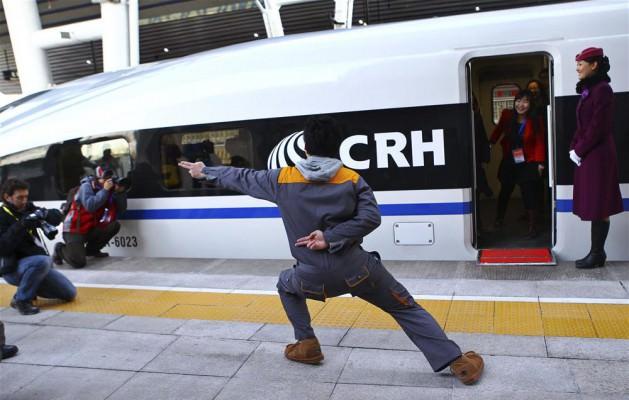 Tren saatte 310 km yol alıyor.