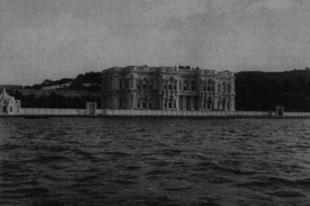 <p>Dünyaya yön veren devletlere başkentlik yapan İstanbul, her dönemin gücünü ve kültürel yapısını içinde barındırıyor. Bu güzel şehirde bir tarihi yolculuğa çıkmak ister misiniz? Yaşlılardan sürekli "Ah nerde o eski İstanbul" serzenişlerini çok fazla duymuşsunuzdur. Büyük devletlerin başkentliğini yapmış bu özel şehir, antik çağlardan günümüze kadar binlerce yılın kültürel etkilerini de hâlâ koruyor.</p>