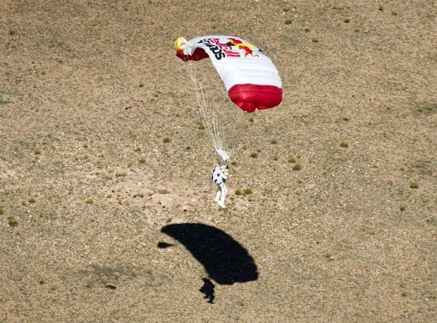 — Baumgartner'ın kullandığı elbise bundan sonrası için astronatlara yardımcı olabilir. Elbise, astronatları hantallaştıran şu anki uzay elbiselerinin aksine daha esnek hareket etme imkanı veriyor. Basınç giysisi, üzerindeki ses, ısı alıcıları ve kameralarla birlikte 40 kilo ağırlığında.