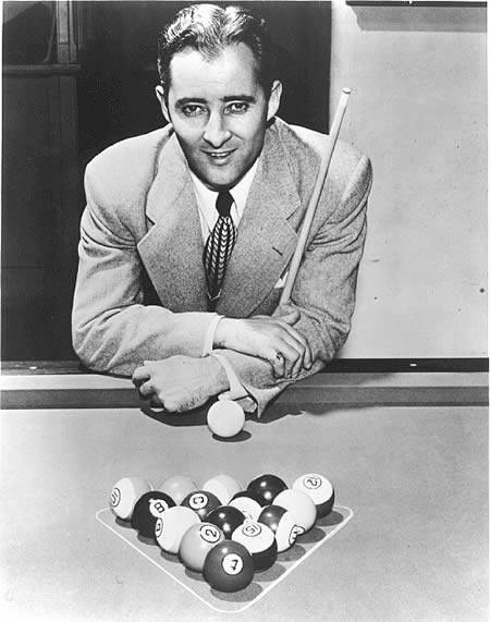 WILLIAM JOSEPH MOSCONI - 6 yaşında profesyonel bilardocu oldu. "Cep bilardocusu" lakabı ile bilinen William Joseph Mosconi, 6 yaşında Amerika'da Profesyonel Bilardocu oldu. Küçük bilardo dahisinin babası, bilardo masasını kullanmasına izin vermezken, o patatesleri top gibi kullanarak bilardo yeteneğini geliştiriyordu. Ülke çapında turnuvalara katılıp başarılar kazanmaya başlayınca, babası da oğl...unun küçük bir dahi olduğunun farkına vardı. 1919 yılında 6 yaşında olan Willie, bilardo ustalığında o kadar ilerledi ki, Dünya Bilardo Şampiyonu Ralph Greenleaf ile final maçına hak kazandı. Bilardo masasına bir sandalye ile yetişebilen küçük Willie, maçı kazanamasa da çıkardığı muhteşem oyun ile hafızalara kazındı. Tabii bu yenilgi küçük dahiyi yıldırmadı: 11 yaşındayken gençlerde bilardo şampiyonu oldu. 20'li yaşlarında ise 15 kez Dünya Bilardo Şampiyonası'nı kazandı; birçok rekora imza attı ve bilardo sporunun tanıtımına yardım etti.