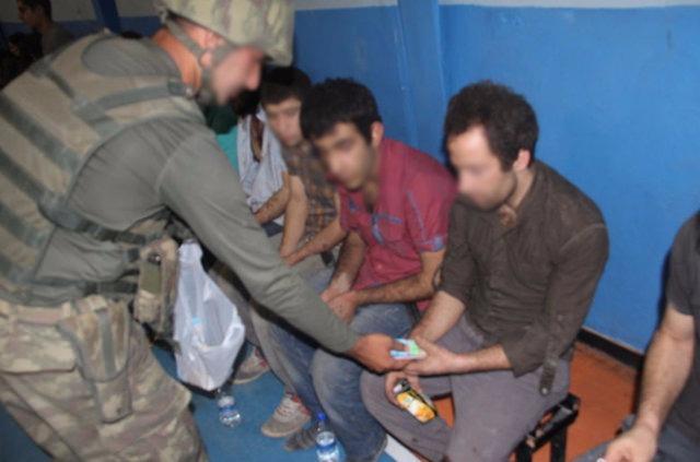 <p>Burada sağlık kontrolünden geçirilen PKK'lılar, sorgulanmak üzere Emniyet müdürlüğüne götürüldü. PKK'lı teröristlerin sorgularının gözaltı süresi olan 4 gün boyuncu sürmesi bekleniyor.</p>

<p> </p>
