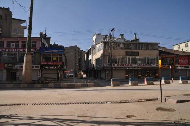 <p>Yüksekova ilçesinde terör örgütü PKK mensupları tarafından kazılan hendek ve kurulan barikatların kaldırılması için başlatılan operasyonda, güvenlik güçlerine uzun namlulu silahlarla saldıran 2 terörist öldürüldü.</p>
<p> </p>