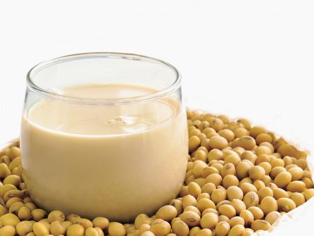 <p>Soya sütü</p>
<p>Soya sütü soya fasülyesinin zengin içerikli sütüdür. Soya sütünün mucizesi ise içeriğinde bulunan izoflavonlar. .</p>