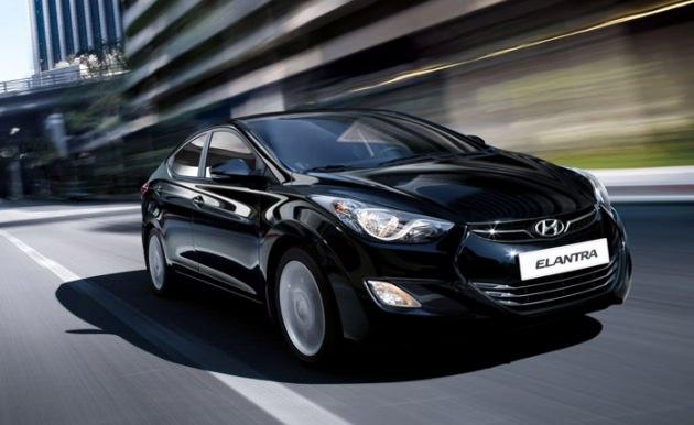 <p>HYUNDAI: İzmitli i10’un 1.0 lt motor seçeneğinde, fabrika çıkışlı LPG seçeneği de sunulmaya başlanacak. Ayrıca şubat ayı sonundan itibaren yenilenen Elantra’nın mevcut benzinli motoruna ek olarak dizel motorlu seçeneği de sunulacak. Bu dizel motor, hem manuel hem de otomatik şanzımanla getirilecek.</p>