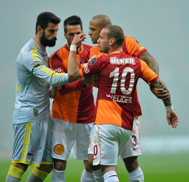 Ben hakemin yerinde olsam daha maça çıkmadan tünelde Melo ve Emre ye kırmızı kart gösterir,rahat rahat maç yönetirim.