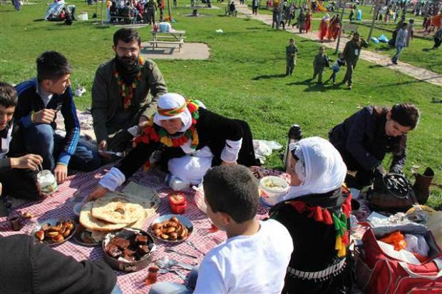 <p>Vatandaşların büyük bölümünün tertip komitesinin çağrısı doğrultusunda yöresel kıyafetlerle kutlamalara katıldığı görüldü. Kürtçe ve Türkçe, “Nevruz kutlu olsun” yazılı flamaların asıldığı alana girişler sırasında tertip komitesinin de görevlendirdiği 10 bin kişi alandaki koordinasyonu sağlıyor.</p>