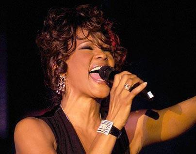 Aynı günün akşamı dünyaca ünlü şarkıcı Whitney Houston hayatını kaybetti.