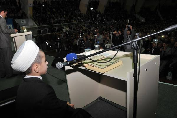Anadolu Gençlik Derneği, yılbaşı kutlamalarına alternatif olarak 'Mekke'nin Fethi ve Kuran Ziyafeti' adlı etkinlikler düzenledi. Ülke genelinde 200'ü aşkın yerde yapılan fetih şölenine katılımlar yüksek oldu.