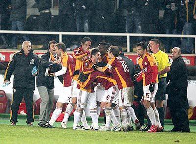 Galatasaray-Bordeaux Galatasaray, 2008-2009 sezonunda UEFA Kupası ilk 16'ya kalma mücadelesinde Bordeaux ile deplasmanda 2-2 berabere kaldı. Rövanş karşılaşmasında sarı-kırmızılı ekip 90. dakikada Sabri'nin kaydettiği golle 4-3 galip gelerek turu geçmeyi başardı.