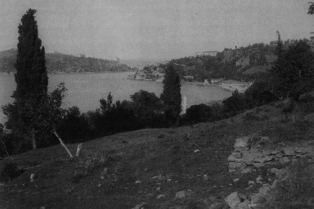 <p>Dünyaya yön veren devletlere başkentlik yapan İstanbul, her dönemin gücünü ve kültürel yapısını içinde barındırıyor. Bu güzel şehirde bir tarihi yolculuğa çıkmak ister misiniz? Yaşlılardan sürekli "Ah nerde o eski İstanbul" serzenişlerini çok fazla duymuşsunuzdur. Büyük devletlerin başkentliğini yapmış bu özel şehir, antik çağlardan günümüze kadar binlerce yılın kültürel etkilerini de hâlâ koruyor.</p>