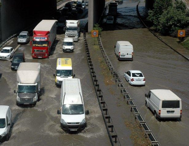 <p>İstanbul'da metro çalışması sırasında su borusunun patlatılması sonucu TEM Otoyolu Metris bağlantı yolunu su bastı.</p>

<p> </p>
