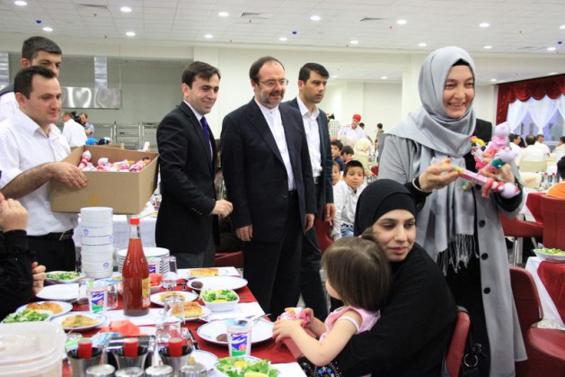 Görmez'den Suriyelilerle anlamlı iftar